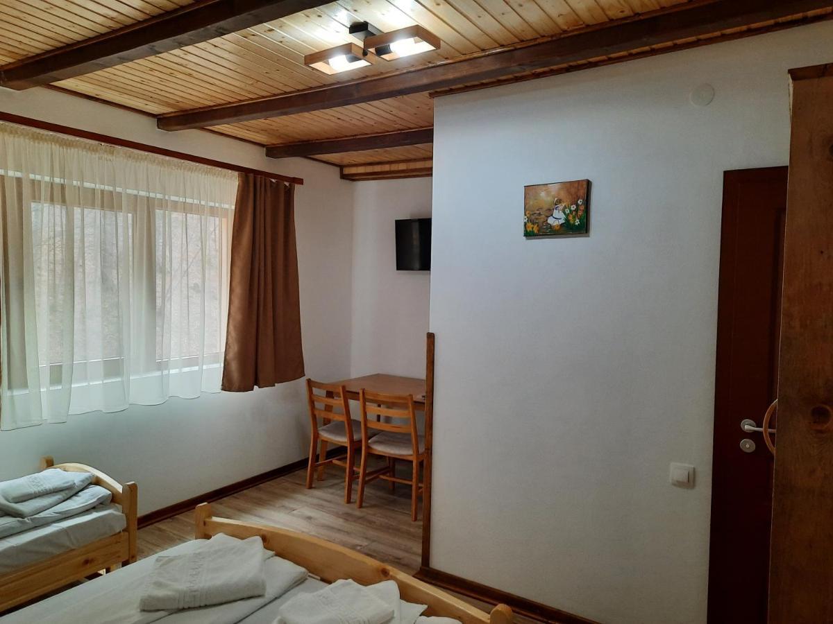 Izvorul Maleii Hotel Petrilla Kültér fotó